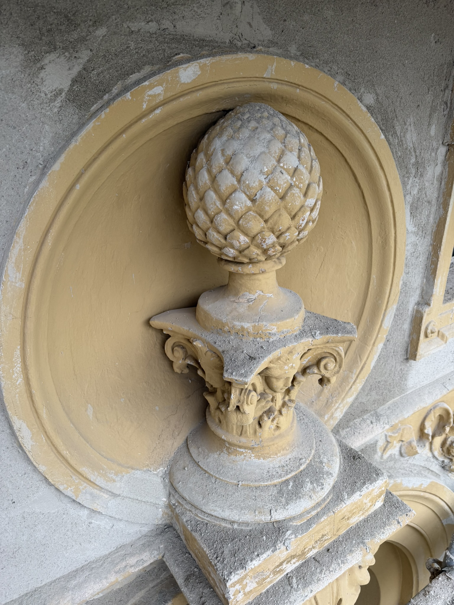 Pinienzapfen-Bekrönung nach Freilegung