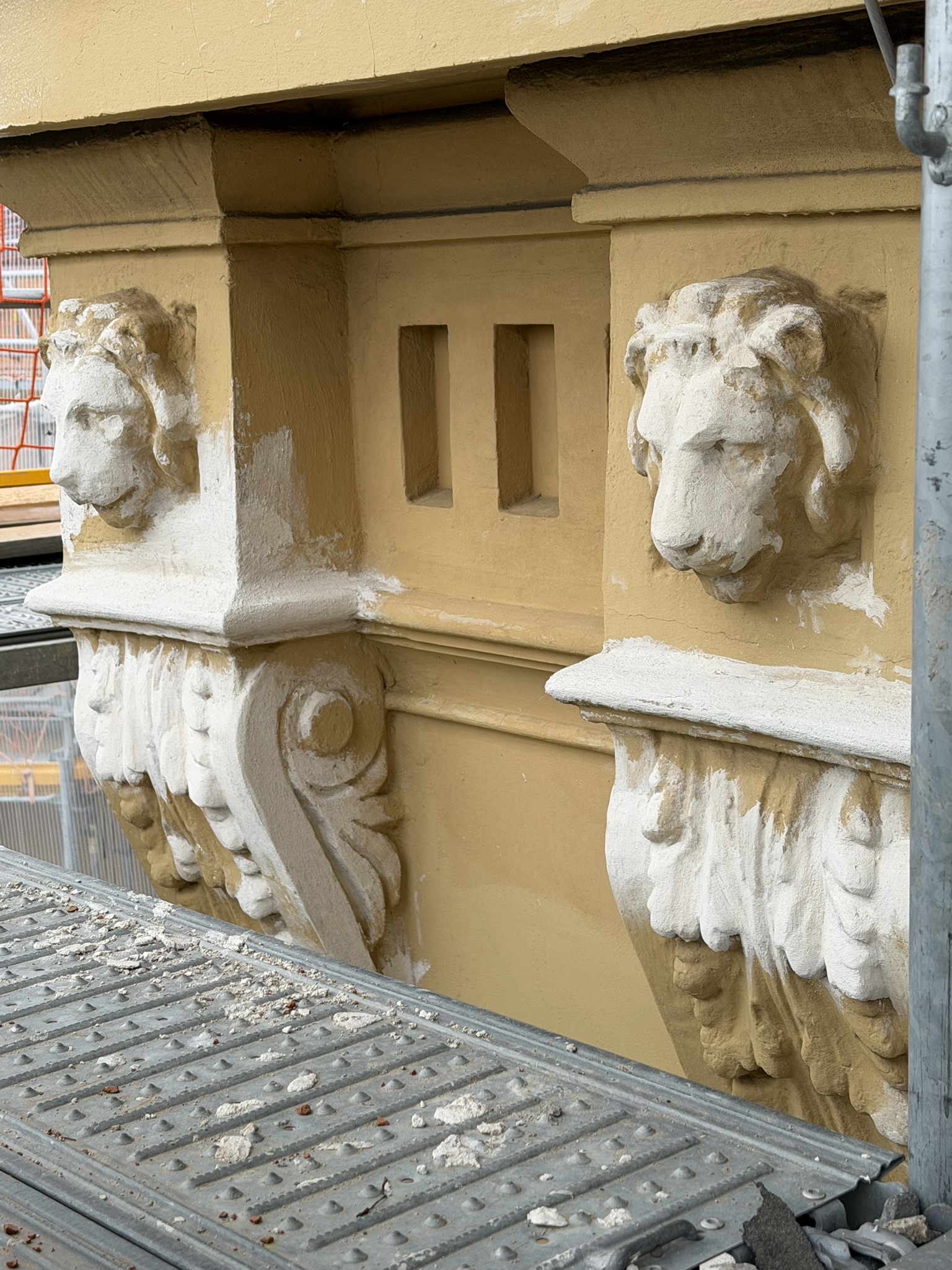 Löwenkonsolen aus Sandstein