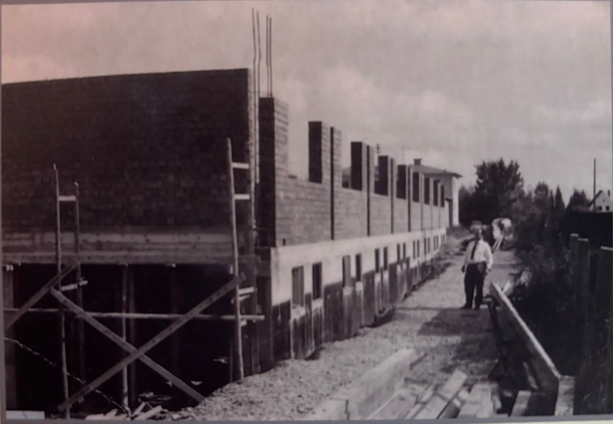 Historische Aufnahme: Rohbau der heutigen Firmenzentrale der Weishaupt Bau GmbH in Augsburg