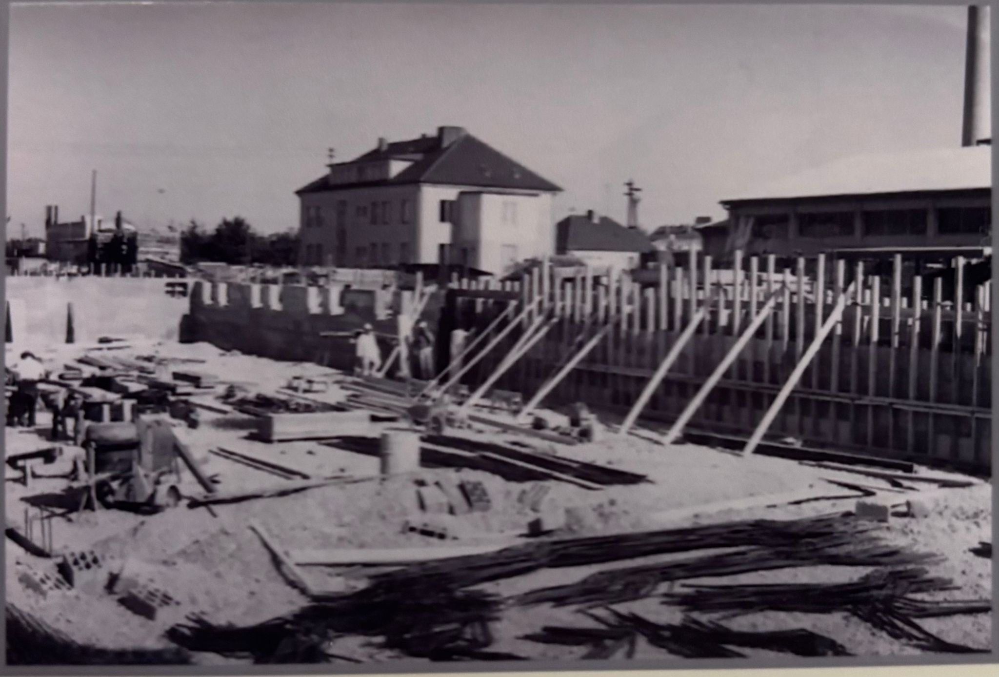 Historische Fundament- und Schalungsarbeiten, Weishaupt Bau