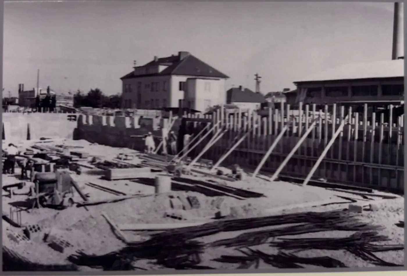 Historische Fundament- und Schalungsarbeiten, Weishaupt Bau