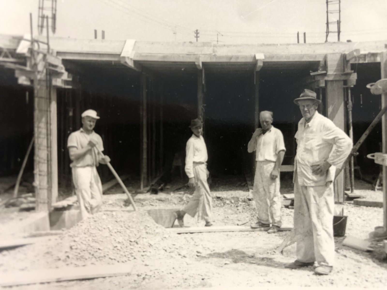 Historische Schwarzweiß-Aufnahme der Weishaupt-Mannschaft vor einem Rohbau